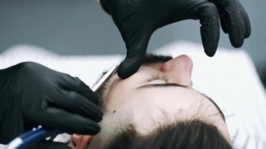 profesyonel işadamı sakalını bir berber tarafından kesilmiş alma