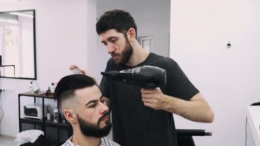 çekici adam saçlarını lyled ve darbe kurutulmuş almak