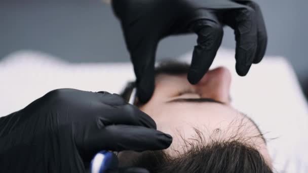 Hombre de negocios profesional recibiendo su barba recortada por un barbero — Vídeos de Stock