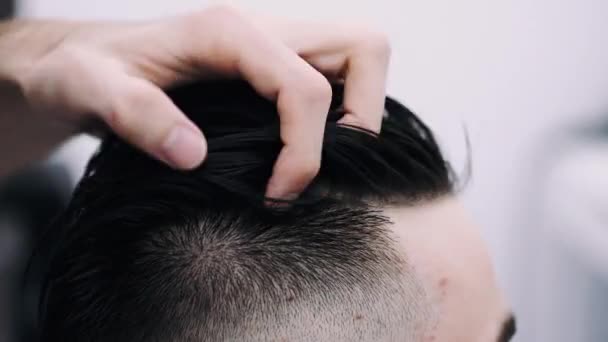 Homem atraente recebendo seu cabelo lixado e golpe seco — Vídeo de Stock