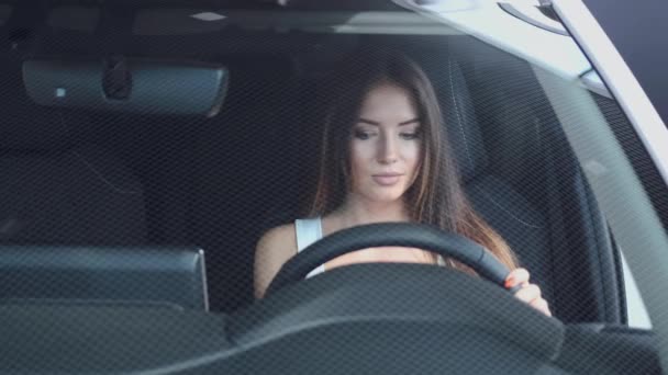 Elegante mulher teste de condução de um carro no carro concessionária — Vídeo de Stock