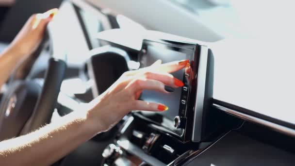 Elegant kvinna test köra bil på bilhandlaren — Stockvideo