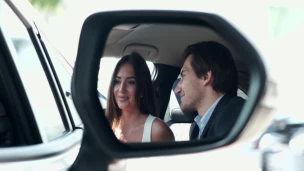 Pár nevetnek az új autó — Stock videók