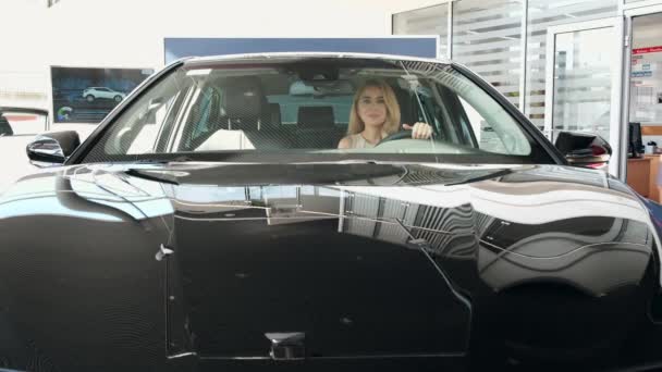 Elegant kvinna test kör sin helt nya bil — Stockvideo