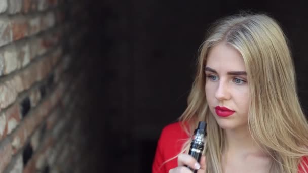 Şehirde şık bir kız. Bayan elektronik sigara kullanın — Stok video