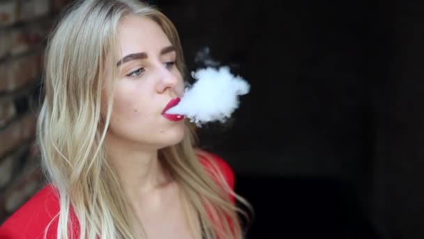 도시에서 세련된 소녀입니다. 전자 담배를 사용 하는 아가씨 — 비디오