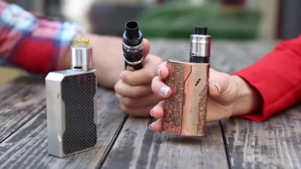 Nová nádrž na tabákové šťávy VAPE hnědá Vžecigarette nástroje v pozadí. — Stock video