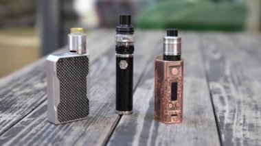 Vape Brown Tütün Suyu Tankı Dolum. Arka Planda Vaping ecigarette Araçları.