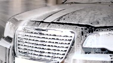 Sabun köpüğü kaputtan akar