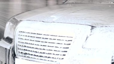 Sabun köpüğü kaputtan akar