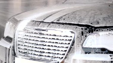 Sabun köpüğü kaputtan akar