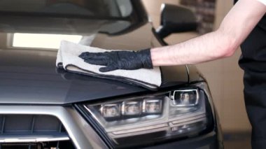 Adam garajda bir araba siler