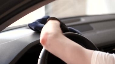 Garajda arabasını yıkayan adam