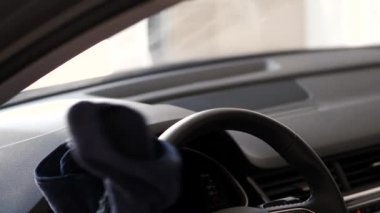 Garajda arabasını yıkayan adam