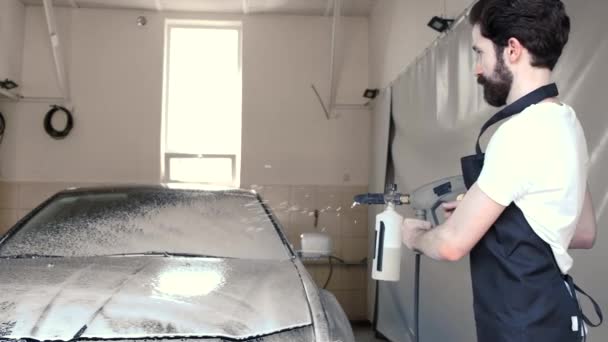 Man washing his car in a garage — Stock Video