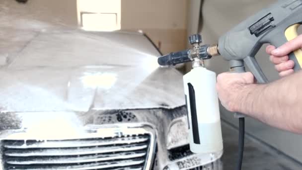 Mann wäscht sein Auto in einer Garage — Stockvideo