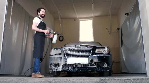 Hombre lavando su coche en un garaje — Vídeos de Stock