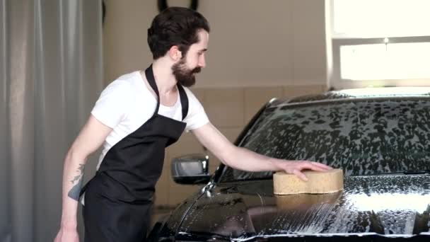 Hombre lavando su coche en un garaje — Vídeo de stock