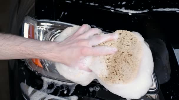 Ο άνθρωπος που πλένει το αυτοκίνητό του σε ένα γκαράζ — Αρχείο Βίντεο