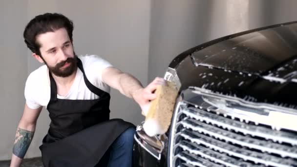 Mann wäscht sein Auto in einer Garage — Stockvideo