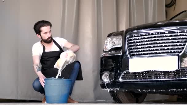 Man washing his car in a garage — Stock Video