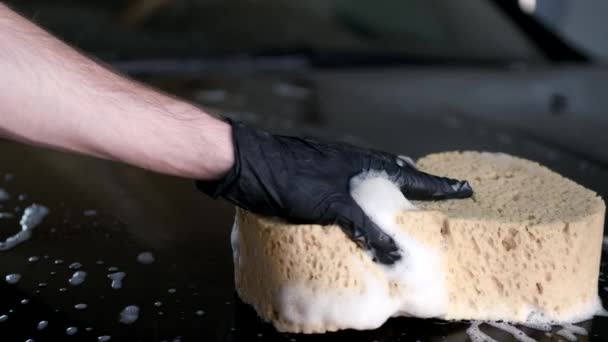 Man het wassen van zijn auto in een garage — Stockvideo