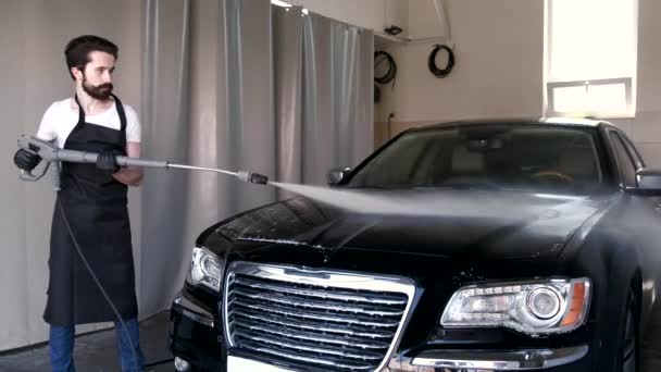 Garajda arabasını yıkayan adam — Stok video