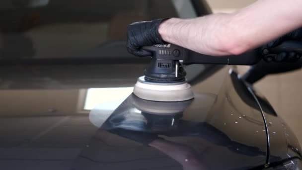 Homme polir une voiture dans un garage — Video