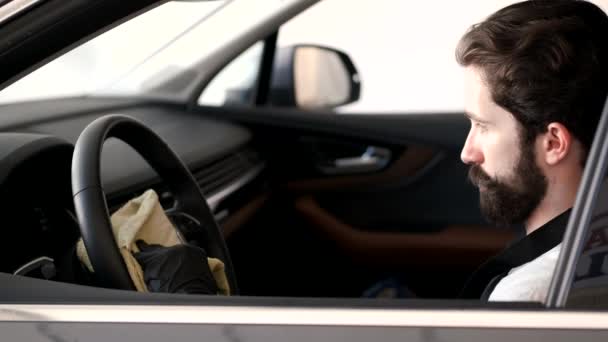 Hombre lavando su coche en un garaje — Vídeos de Stock