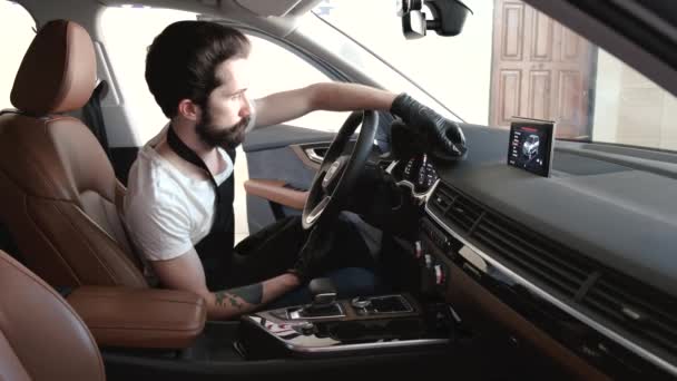Garajda arabasını yıkayan adam — Stok video
