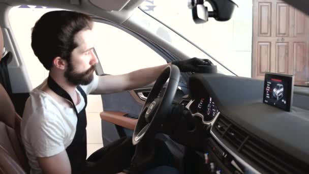 차고에서 자신의 차를 씻는 남자 — 비디오