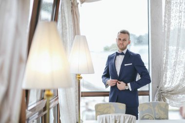 bir otel odasında zarif damat