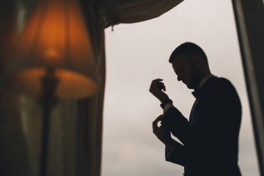 bir otel odasında zarif damat