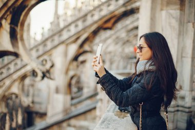 Milan İtalya keşfetmek telefonunu kullanan kız