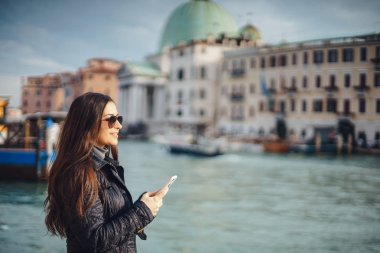 telefon ve Venedik fotoğraf çekimi konuşurken kız