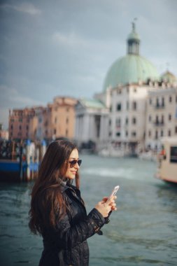 telefon ve Venedik fotoğraf çekimi konuşurken kız