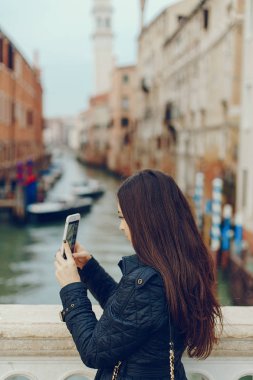 telefon ve Venedik fotoğraf çekimi konuşurken kız