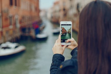 telefon ve Venedik fotoğraf çekimi konuşurken kız