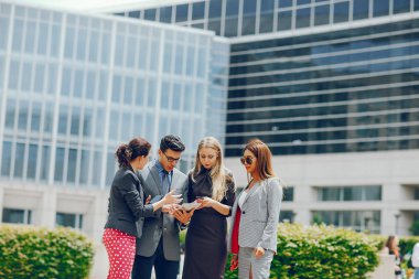 Üç kadın yaz şehirle işadamı