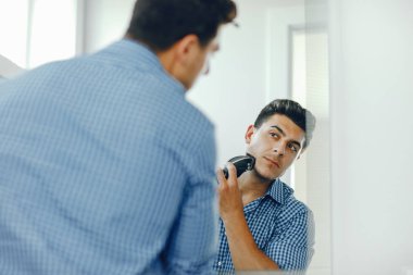 adamın yüzünü tıraş