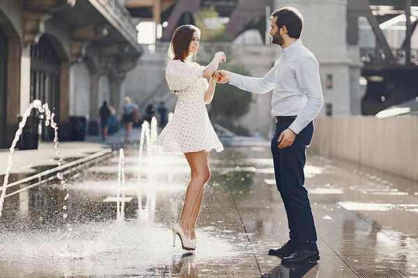 Casal elegante em uma cidade — Fotografia de Stock