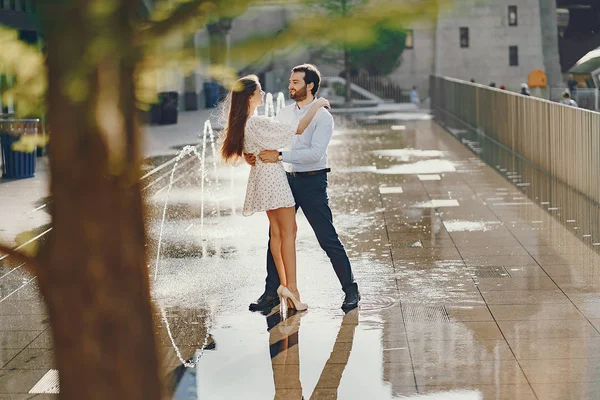 Casal elegante em uma cidade — Fotografia de Stock