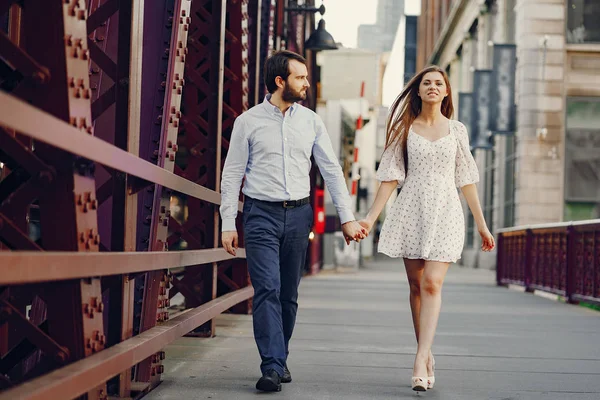 Casal elegante em uma cidade — Fotografia de Stock