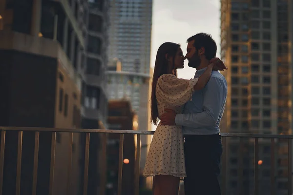 Pareja elegante en una ciudad — Foto de Stock