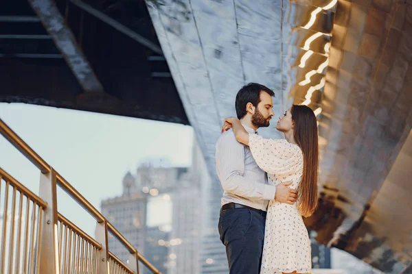 Casal elegante em uma cidade — Fotografia de Stock