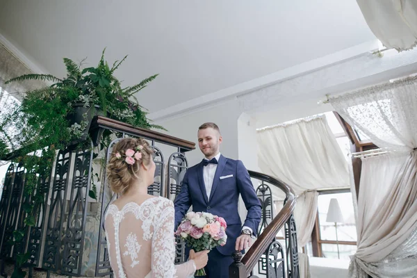 Vőlegény és menyasszony Hotel — Stock Fotó