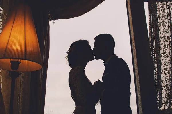 Brudgummen och bruden i ett hotell — Stockfoto