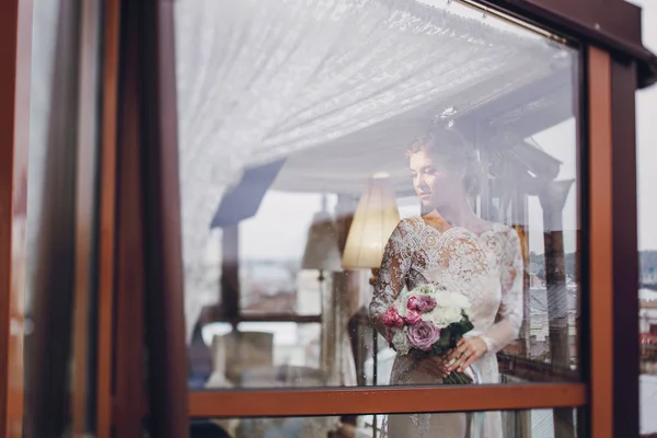 Sposa elegante in un hotel — Foto Stock