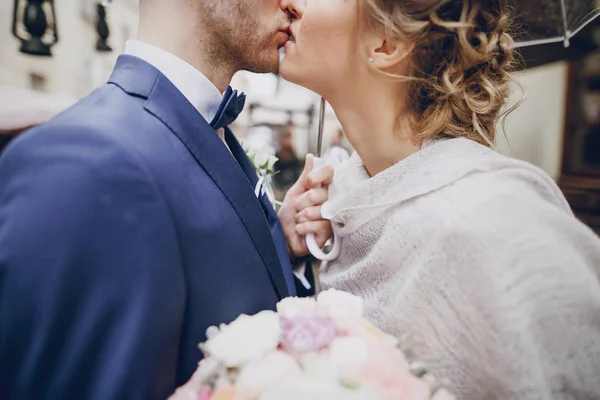 Bräutigam und Braut im Hotel — Stockfoto