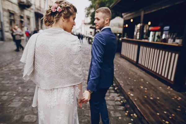 Sposo e sposa in un hotel — Foto Stock